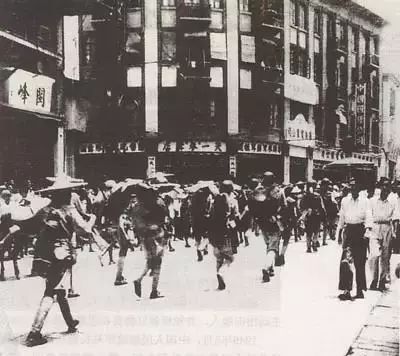 老照片：1949年8月17日，福州解放，28军来到中亭街。