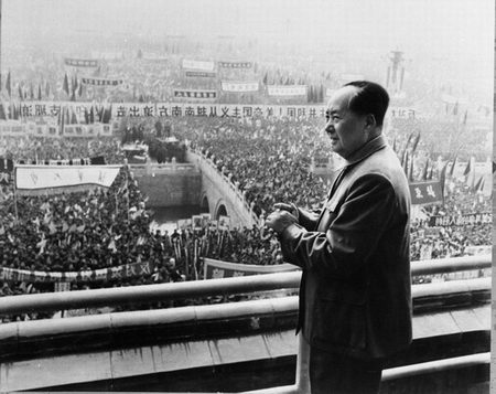 老照片：1965年，毛泽东在首都150万人反对美帝国主义大会上。
