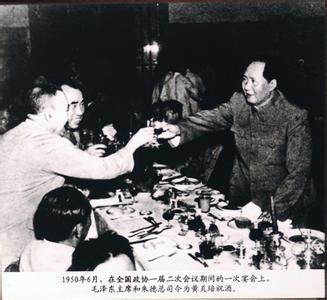 老照片：1950年6月，在全国政协一届二次会议期间的一次宴会上，毛泽东主席和朱德总司令为黄炎培祝酒。