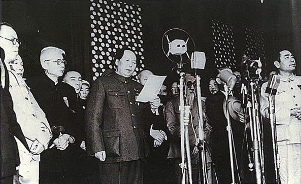 1949年10月1日，毛泽东在天安门城楼上宣布中华人民共和国成立。