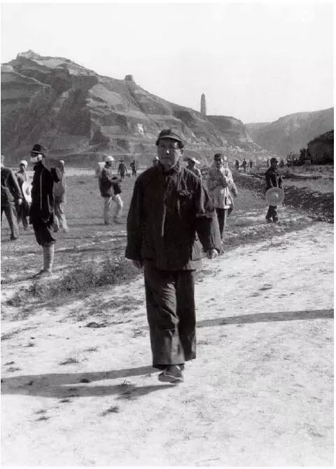 老照片：1943年，毛泽东在延安城外的小路上。（吴印咸 摄）