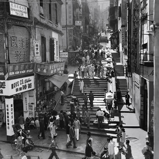 老照片：1946年，香港岛中环区阶梯街，行人及街头小贩。海达・莫里森女士/摄。