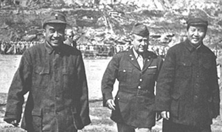 老照片：1944年8月，毛泽东、朱德和美军观察组组长包瑞德上校在延安机场。