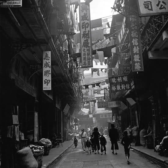老照片：1946年，香港，西环后街一景，晒衣竹与店铺招牌纵横交错。