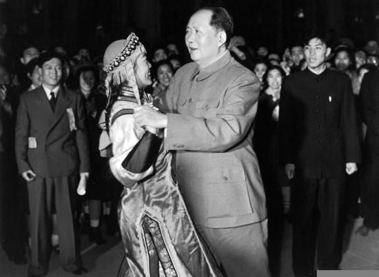 老照片：1957年，北京，毛泽东在跳舞。