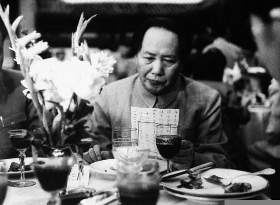 老照片：1956年，就餐的毛泽东。