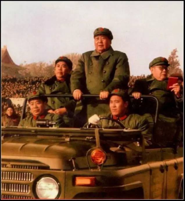 老照片：文革时期，毛主席身着65式军服检阅部队