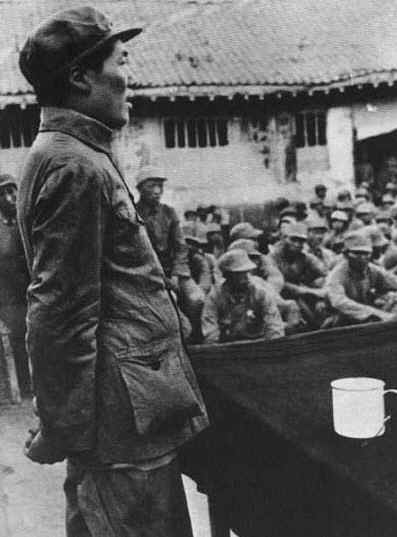 老照片：1938年，毛泽东在中国人民抗日军政大学演讲。