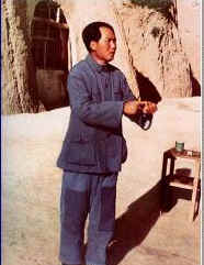老照片：1942年，毛泽东发起整风运动，这是他在延安给干部作报告