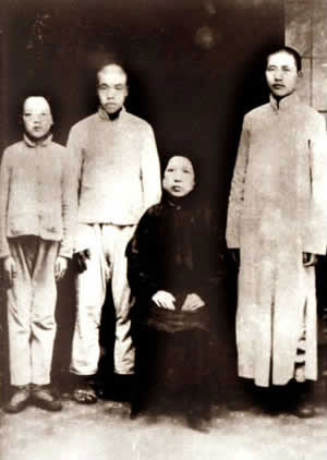 老照片：1919年春，毛泽东和母亲文七妹、弟弟毛泽民(左二）、毛泽覃（左一）在长沙合影