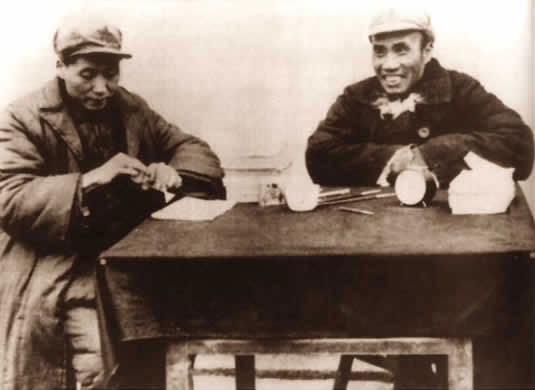 老照片：1937年，毛泽东、朱德在陕北