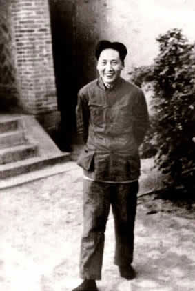 老照片：1937年，毛泽东在延安凤凰山麓