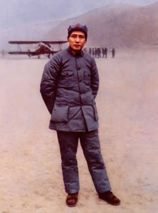 老照片：1937年4月，毛泽东在延安机场