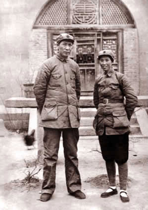 老照片：1937年春，毛泽东和贺子珍在延安