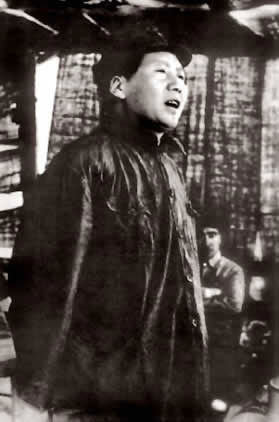 老照片：1938年，毛泽东在中共扩大的六届六中全会上作报告