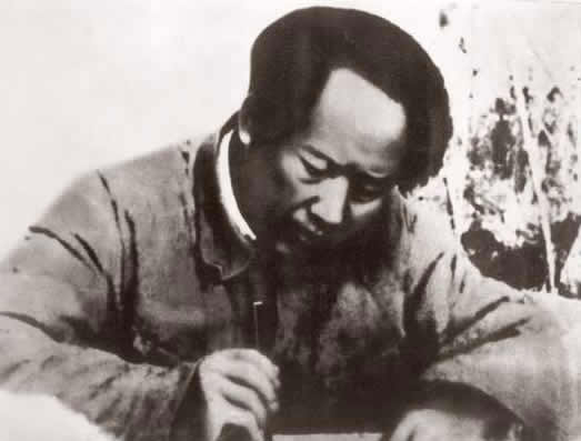 老照片：1939年，毛泽东在书写题词