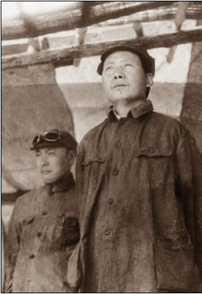 老照片：1939年，毛泽东和陈毅在一起