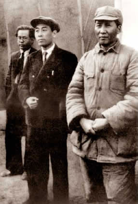 老照片：1940年，毛泽东和周恩来、任弼时在延安机场