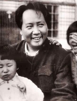 老照片：1943年，毛泽东和女儿李讷在一起
