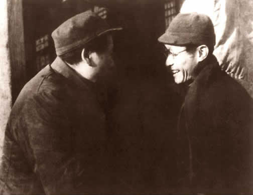 老照片：1943年，毛泽东和王稼祥在延安