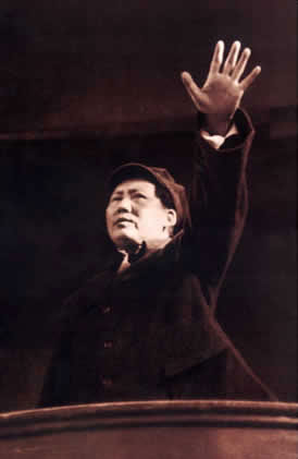 老照片：1943年，毛泽东在招待陕甘宁边区英雄大会上讲话