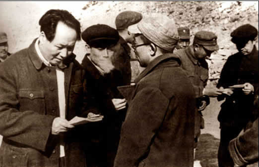 老照片：1945年，毛泽东和邓发、陆定一、王维舟、聂荣臻、周恩来在中共七大期间