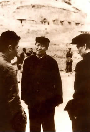 老照片：1945年，毛泽东和刘少奇、周扬在中共七大休息时交谈