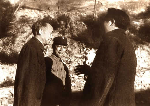 老照片：1945年，毛泽东和吴玉章、陈毅在延安