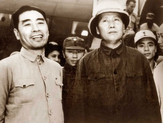 1945年8月，为谋求国内和平，周恩来陪同毛泽东到重庆同国民党谈判。