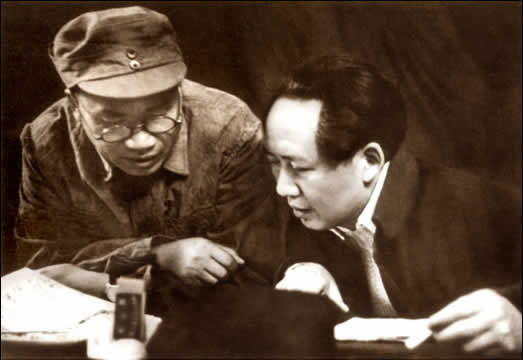 老照片 ：1945年，毛泽东和朱德在中共七大主席台