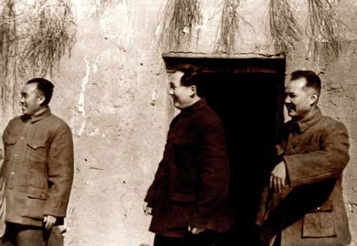 老照片：1945年，毛泽东和朱德、叶剑英在延安