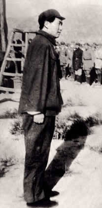 老照片：1945年，毛泽东在延安机场检阅部队