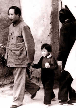 老照片：1945年10月，毛泽东参加重庆谈判后回到延安，和李讷在一起