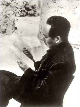老照片：1946年，毛泽东在审阅文电