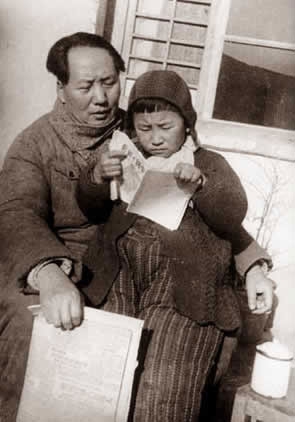老照片：1946年，毛泽东在延安窑洞前教李讷识字