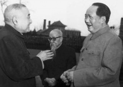 老照片：民建主要创始人黄炎培(左)与毛泽东畅谈“历史周期率”