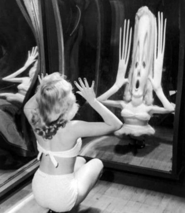 玛丽莲・梦露对着哈哈镜搞怪，1950年