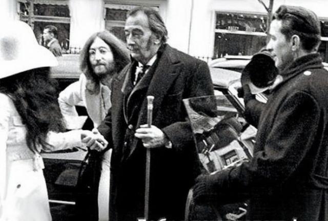 披头士成员约翰・列侬和萨尔瓦多・达利在巴黎，1969年
