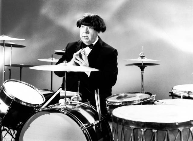 希区柯克带着假发模仿披头士乐队成员，1964年