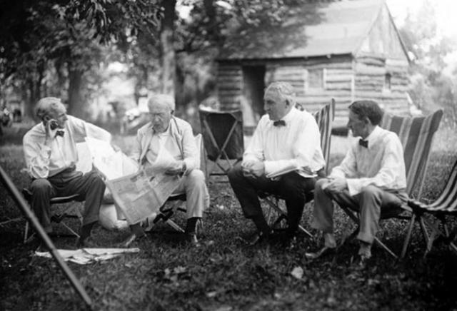 从左至右依次为：亨利・福特，托马斯・爱迪生，美国第29任总统哈丁以及商人哈维・费尔斯通，1921年