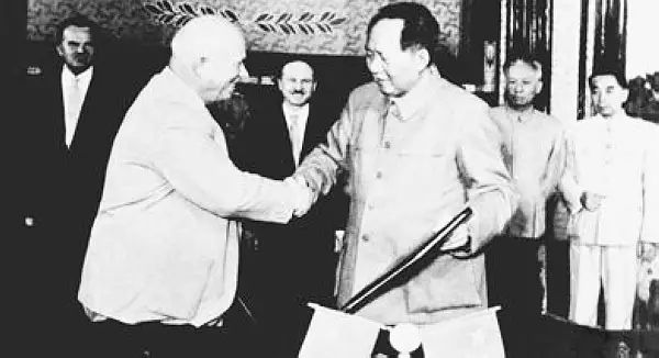 老照片：1958年赫鲁晓夫访华期间，在签署了有关协议后与毛泽东握手致意。