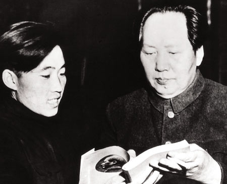 老照片：毛泽东在选集上签名
