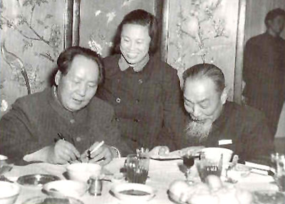 老照片：1951年11月，毛泽东为模范小学教师史瑞芬签名留念，右一为北京师范大学校长陈垣