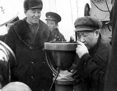 老照片：1953年，毛泽东视察人民海军东海舰队。左一为罗瑞卿