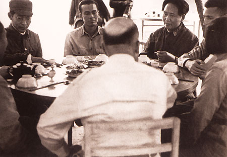 老照片：1944年6月，毛泽东设宴招待中外记者团。