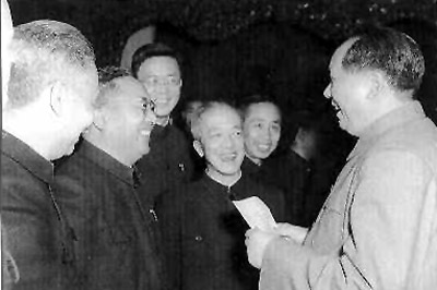 1956年2月，毛泽东和生物遗传学家童第周（右二）、语言学家胡愈之（右三）、数学家华罗庚（右四）、社会学家费孝通（右五）等在一起交谈
