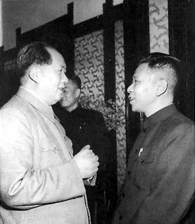 1956年，毛泽东和澳门中华总商会理事长何贤亲切交谈