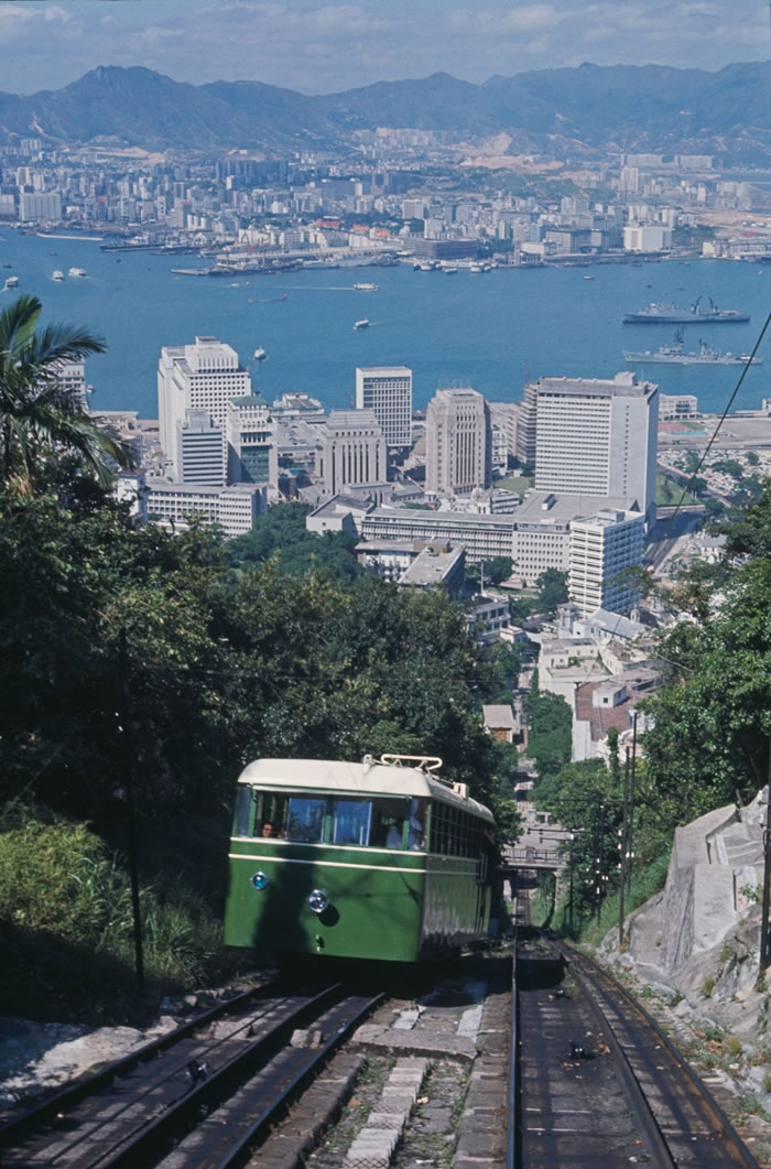 老照片：1970年香港山顶缆车下的太平山顶景色。