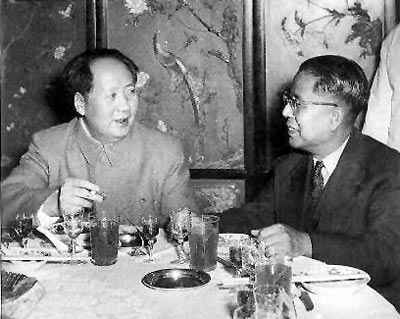 1956年，毛泽东和香港中华总商会副会长高卓雄亲切交谈。