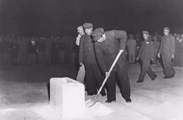 老照片：1949年9月30日，毛泽东亲自执锨铲土为人民英雄纪念碑奠定基石。